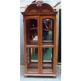 Curio Cabinet w/two doors (Curio Cabinet w / deux portes)