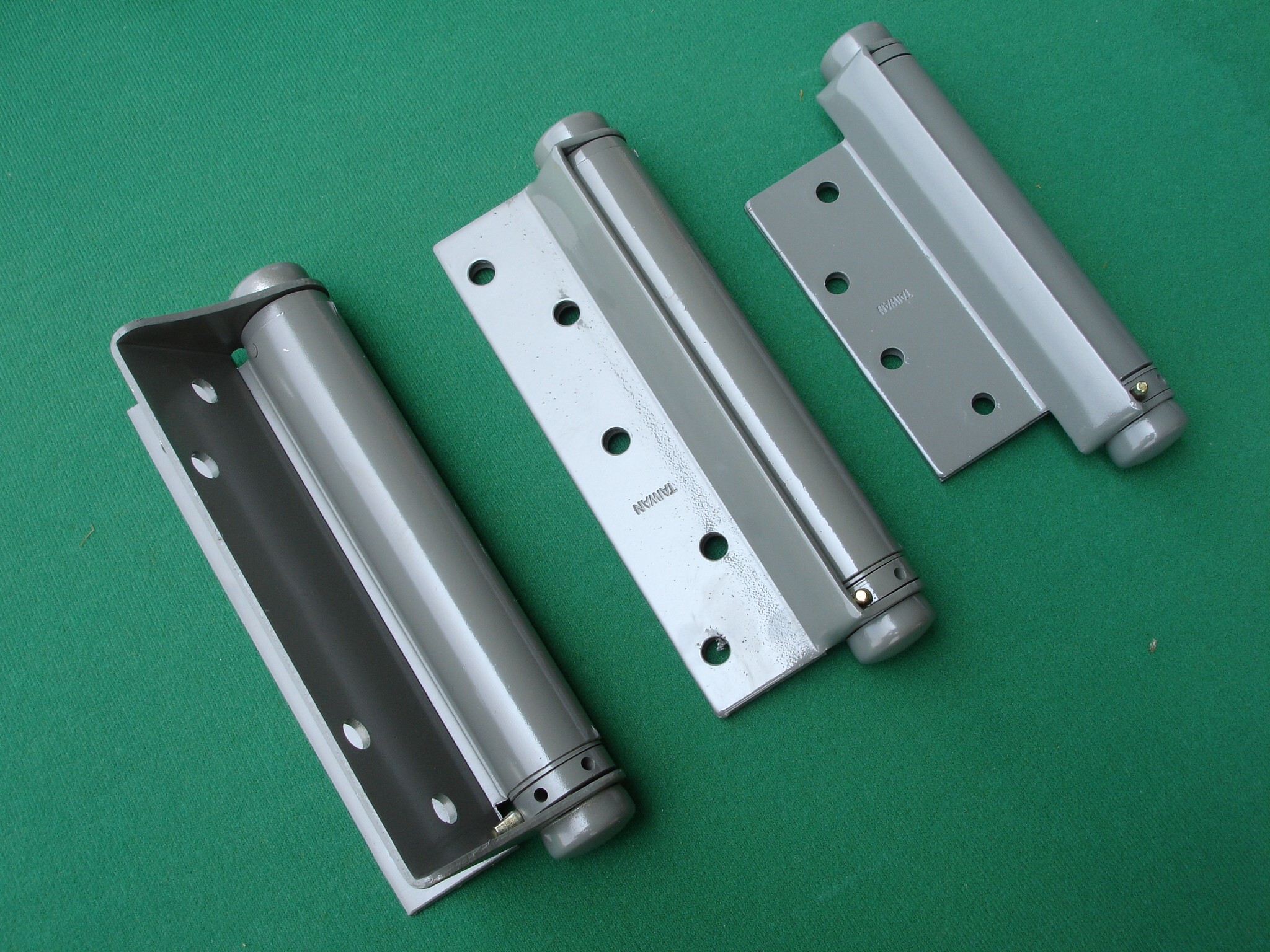 single action spring hinges (seule action est articulé autour de printemps)