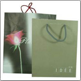 Paper bags, carrier bags, shopping bags, rope handle bags - kraft paper (Sacs en papier, sacs, sacs à provisions, sacs de poignée de corde - papier kra)