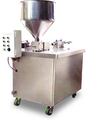 LIQUID FILLING MACHINE (LIQUIDE MACHINE A REMPLIR)