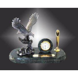 *New marble clock with pewter eagle pen desk set (*New marble clock with pewter eagle pen desk set)