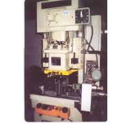 HOLDING STAND PUNCHING MACHINE (HOLDING STAND POINCONNEUSE)