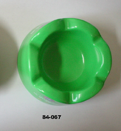  Plastic Ashtray (Cendrier en plastique)