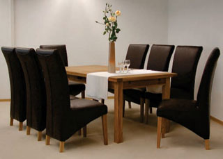  Solid Oak Dining Table And Leather Chair Sets (Solid Oak Dining Table Et des chaises en cuir)