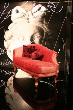  Couch Upholstered In Velvet, Legs Finished In Pink With A Golden Coating (Couch gepolstert in Velvet "," Beine in rosa mit einem Golden Coating)