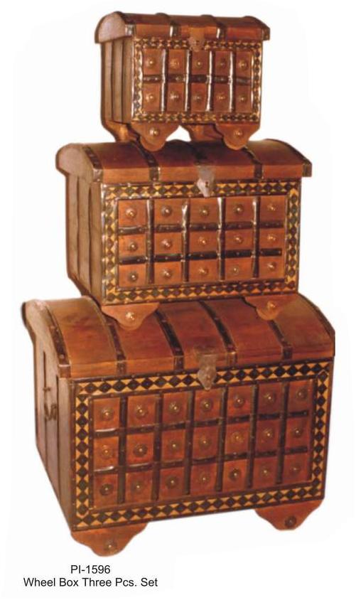  Antique Boxes And Furniture (Les boîtes et les meubles antiques)