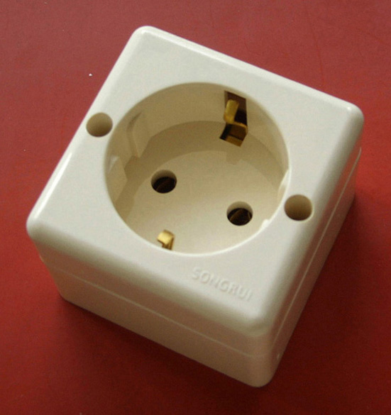  Earthed Socket (Geerdete Steckdose)