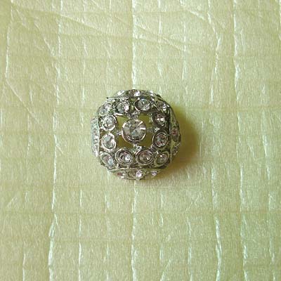  Alloy Button, Diamond Button (Un bouton alloy, un bouton adamantin)