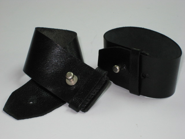  Leather Bracelet (Bracelet en cuir)