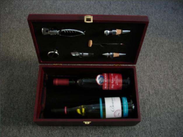  2 Bottle Wine Set With Accessories (2 Flasche Wein mit Zubehör)