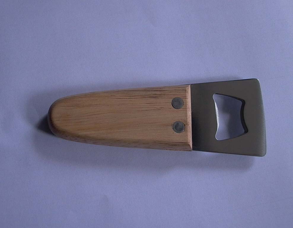  Opener With Wooden Handle (Ouvre-boîte avec manche en bois)