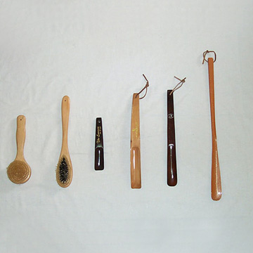  Shoehorns & Clothes Brushes (Chausse-pieds et brosses à habits)