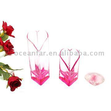  Glass Vases with Heart Shaped Slanting Opening (Vasen aus Glas in Herzform mit schräg Öffnungszeiten)