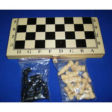  Various Chess Made of Different Materials (Divers Echecs faites de matériaux différents)