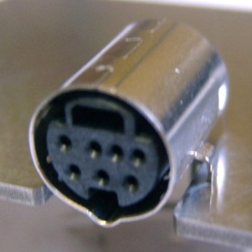  Mini DIN Connector (Connecteur mini-DIN)