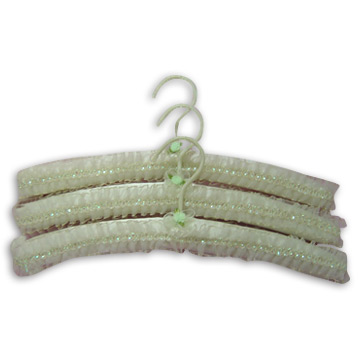  Shimmery Satin Hanger with Lace (Shimmery Satin Hanger avec dentelle)