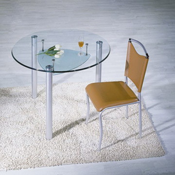  Table and Chair (Table et une chaise)