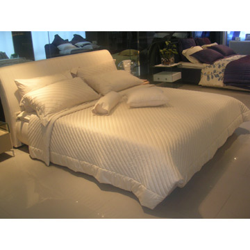  Bed and Bedding Set