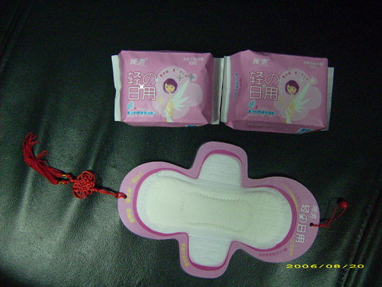 sanitary napkin (serviette hygiénique)