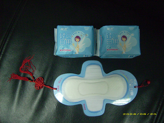 sanitary napkin (serviette hygiénique)