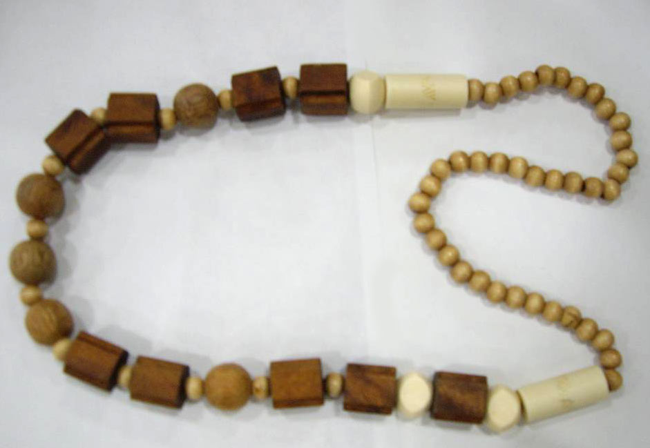  Wooden Necklace (Collier en bois)