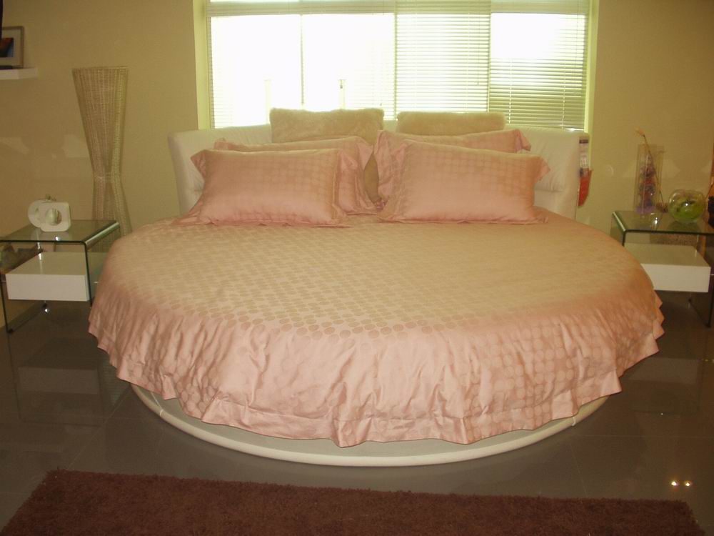  Bed and Bedding