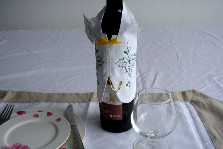  Wine Bottle Cloth With Handmade Hemstitch, Cutwork, And Drawnwork (Bouteille de vin en tissu avec la main Ourlet à jour, CUTWORK, Et Drawnwork)