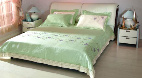  Bed and Bedding