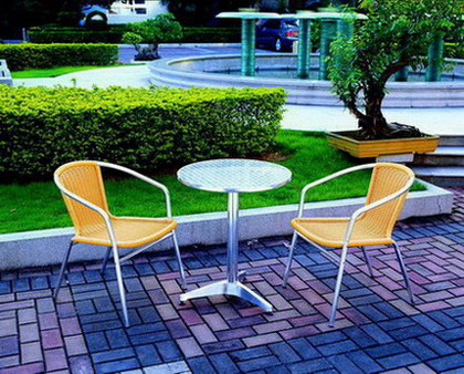  Aluminum Table and Resin Wicker Stack Chair Breakfast Set (D`aluminium de table et de résine Wicker Stack Petit ensemble de chaises)