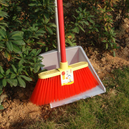 Plastic_Broom.jpg