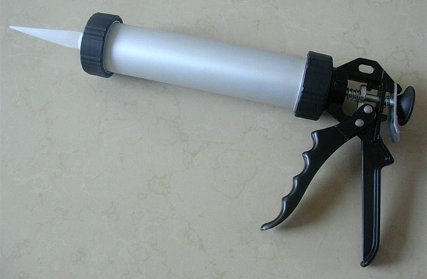  Caulking Gun (Pistolet à calfeutrer)