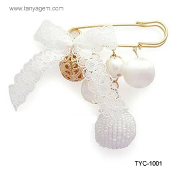  White Beaded Brooch (Blanc perlé Broche)