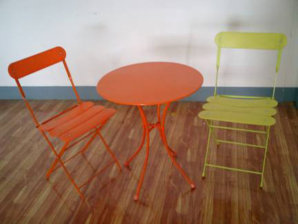  Iron and Plastic Table and Chair (De fer et de tables et de chaises en plastique)