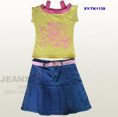 T-shirt with denim skirt (T-shirt, jupe en jean)