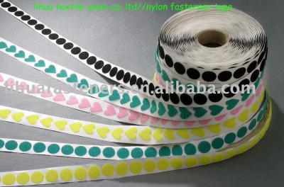 self -adhesive fastener tape (fermeture à ruban auto-adhésif)