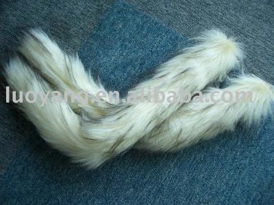 artificial fox tail (искусственным хвостом лисы)