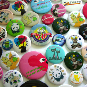 Tin Button Badges Available In Various Sizes (Tin Button Badges in verschiedenen Größen lieferbar)