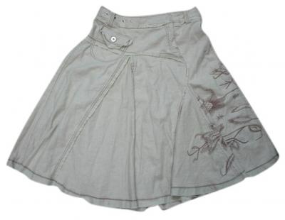 Raw Seam Skirt with Embroidery (Raw Seam Jupe avec de la broderie)