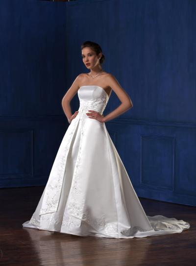 bridal gown; wedding dress; wedding gown (robe de mariée, robe de mariée, robe de mariée)